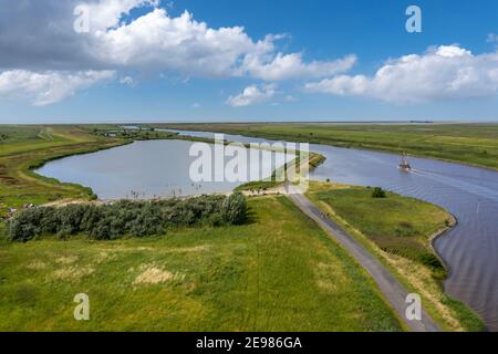 Vista de drones con el lago de baño Greetsiel y el paisaje en el Leyhoerner-Sieltief, Greetsiel, Baja Sajonia, Alemania, Europa