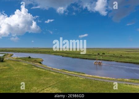 Vista aérea de drones, embarcación de gambas en el Leyhoerner-Sieltief, Greetsiel, Baja Sajonia, Alemania, Europa