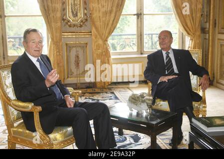 El ex Presidente de los Estados Unidos George Bush se reúne con el Presidente Jacques Chirac en el Palacio del Elíseo de París, Francia, el 1 de mayo de 2006. Foto de Mehdi Taamallah/ABACAPRESS.COM Foto de stock