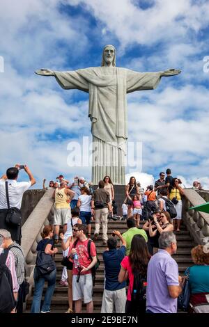 La estatua de Cristo Redentor en Río de Janeiro en Brasil. La estatua, de 30 metros de altura, se encuentra en lo alto de la montaña del Corcovado.
