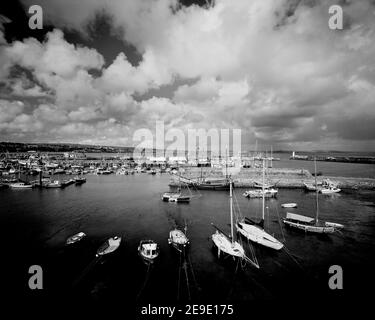 Blanco y negro, puerto Newlyn con yates en primer plano, Cornwall Inglaterra Foto de stock