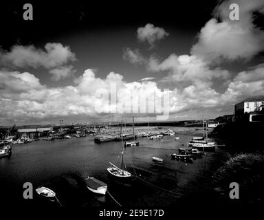 Black and White, Newlyn Harbor, Cornwall, Inglaterra con barcos de pesca Foto de stock