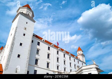 Bratislava, Eslovaquia - 8 de julio de 2019: La fachada principal y la entrada del castillo de Bratislava Foto de stock
