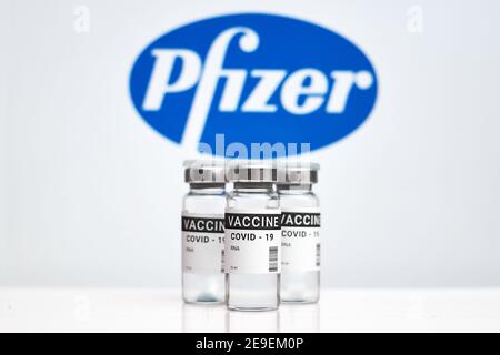 Kremenchuk, Ucrania - 03.02.2021: Vacuna contra el coronavirus de Pfizer Inc. Sobre fondo blanco Foto de stock