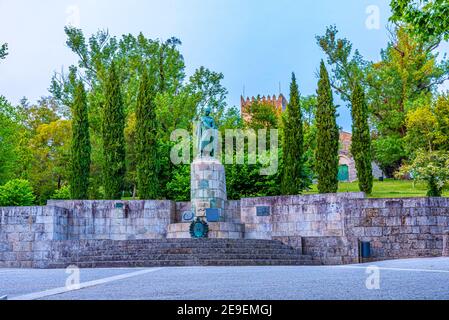 Estatua de Dom Afonso Henriques en Guimaraes, Portugal Foto de stock