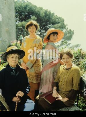 Joan Plowright, Josie Lawrence, Polly Walker, Miranda Richardson, 'Enchanted April' (1991) Miramax Films / File Reference # 34082-491THA Foto de stock