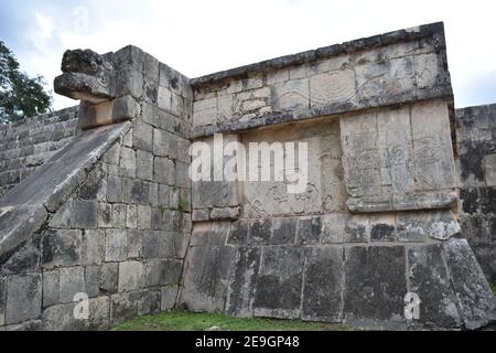 La Plataforma de las Águilas y Jaguares en Chichén Itzá, Yucatán, México Foto de stock