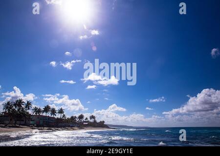 Hermoso paisaje marino con océano en un día soleado a lo largo del norte Costa de Puerto Rico Foto de stock