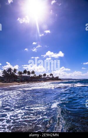 Hermoso paisaje marino con océano en un día soleado a lo largo del norte Costa de Puerto Rico Foto de stock