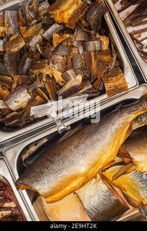 surtido de pescados ahumados y secos en el mercado Foto de stock