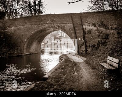 El puente peatonal número 76 sobre el canal Kennett y Avon En Kintbury Foto de stock