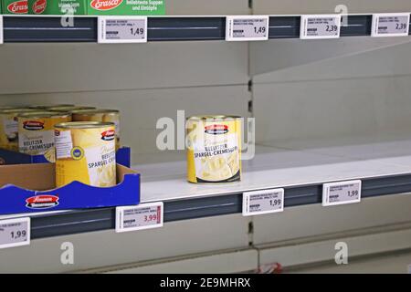 Estante de alimentos enlatados vacío en un supermercado en Alemania (Mannheim, Alemania, 14 de marzo de 2020)
