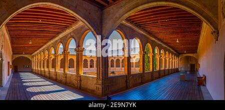 Pasillo de un patio interior del convento de san Esteban en Salamanca, España Foto de stock