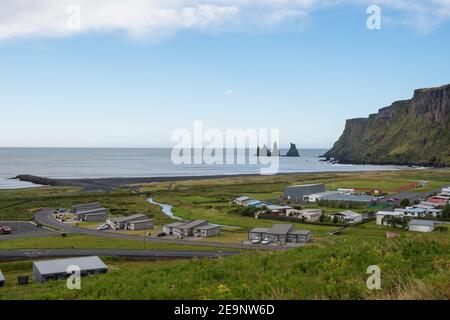 Ciudad y costa de Vik en el sur de Islandia Foto de stock