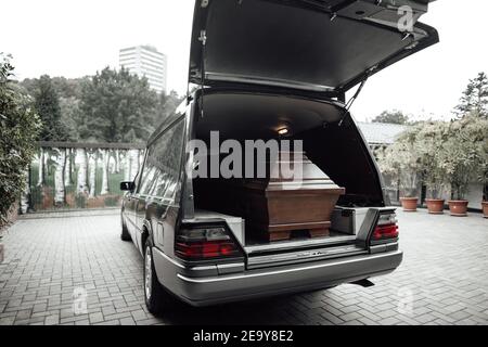 foto de un ataúd en una furgoneta en un funeral Foto de stock