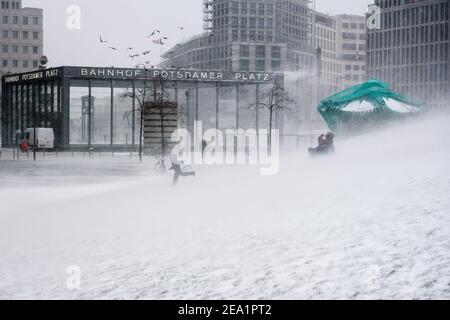 Berlín, Berlín, Alemania. 7 de febrero de 2021. La gente disfruta del clima durante las nevadas en Potsdamer Platz. El Servicio Meteorológico Alemán advierte de fuertes nevadas con el viento gotea a temperaturas que alcanzan niveles muy por debajo del punto de congelación. Crédito: Jan Scheunert/ZUMA Wire/Alamy Live News Foto de stock