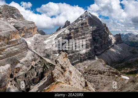 Vista sobre el valle de Travenanzes y la montaña de Tofana di Rozes (grupo Tofane). Los Dolomitas de Ampezzo. Veneto. Alpes italianos. Europa. Foto de stock