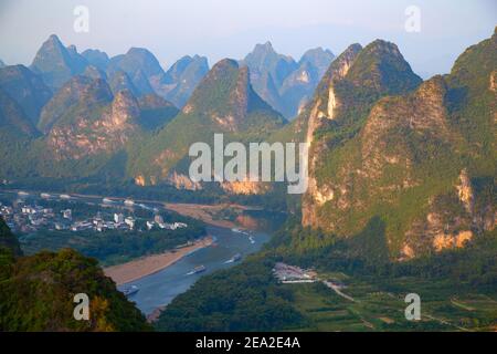 El Río Li o Lijiang es un río en la región autónoma de Guangxi Zhuang, China. Fluye a 83 kilómetros (52 millas) de Guilin a Yangshuo y famoso por l Foto de stock