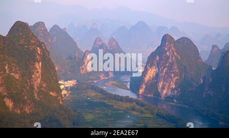 El Río Li o Lijiang es un río en la región autónoma de Guangxi Zhuang, China. Fluye a 83 kilómetros (52 millas) de Guilin a Yangshuo y famoso por l Foto de stock
