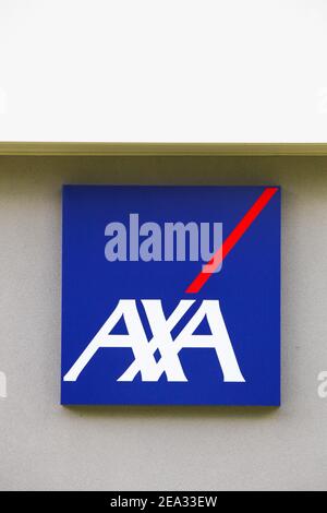 Bourg, Francia - 26 de septiembre de 2020: Agencia de seguros AXA. AXA es una empresa de seguros multinacional francesa Foto de stock
