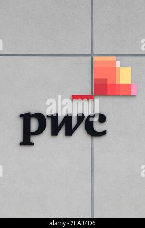 Bourg, Francia - 26 de septiembre de 2020: El logotipo de PWC en una pared. PricewaterhouseCoopers es una red multinacional de servicios profesionales. Foto de stock