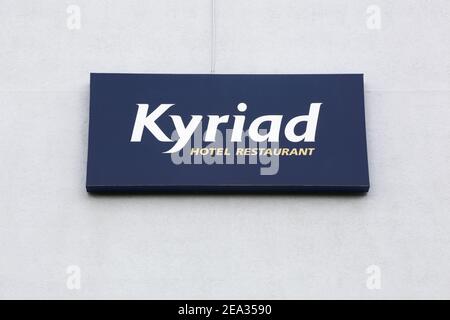 Bourg, Francia - 26 de septiembre de 2020: Logotipo del hotel Kyriad en una pared. Kyriad es una cadena hotelera en Francia y pertenece al grupo de hoteles Louvre Foto de stock