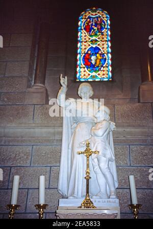 Catedral de Mónaco Estatua de San Juan Bautista de la Salle Fundador de los Hermanos de la Salle Foto de stock