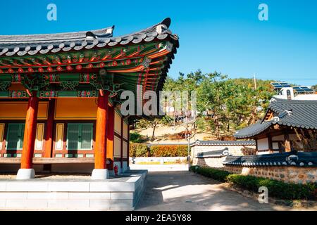 Miryang, Corea - 8 de noviembre de 2020 : Arquitectura tradicional de la oficina local de Miryang