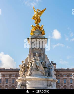 El monumento a la Reina Victoria en el Palacio Real de Buckingham en Londres, Inglaterra, Reino Unido