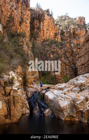 Senderismo / klofing a Cedar Falls, Baviaanskloof, Sudáfrica Foto de stock