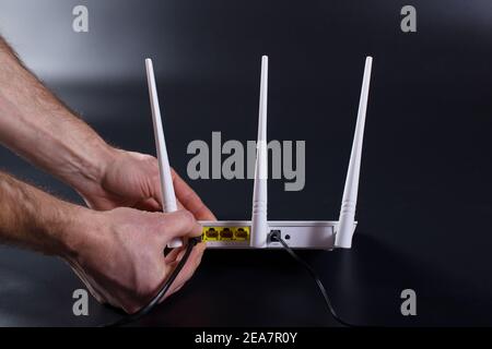 Caja de papel, dentro del router wifi, dispositivo inalámbrico con tres  antenas Fotografía de stock - Alamy