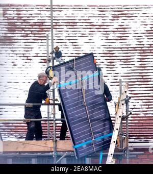 Instalación del panel solar en un techo de la casa Reino Unido Foto de stock