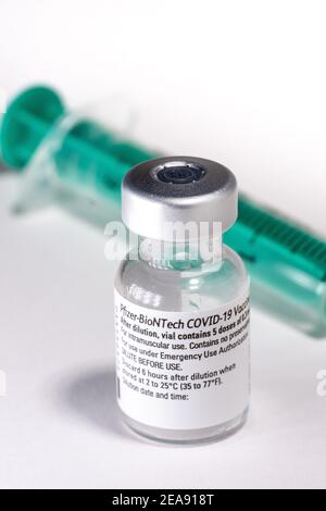 Injektionsflasche des Corona Impfstoffs von Pizer-BioNTech - Symbolbild