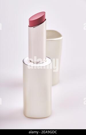 Hermoso lápiz de labios rojo brillante en el recipiente mate aislado fondo blanco