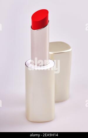 Hermoso lápiz de labios rojo brillante en el recipiente mate aislado fondo blanco