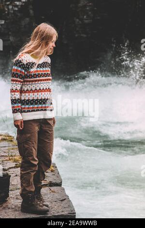 Mujer joven explorando el río cañón viaje en Suecia aventura activa vacaciones viaje rubia chica con suéter estilo de vida escandinavo Foto de stock