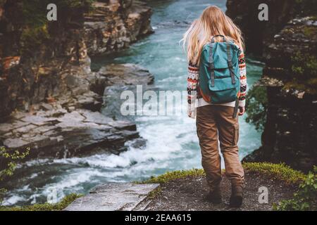 Mujer con mochila solo viajando en Suecia al aire libre vacaciones activas Aventura estilo de vida saludable explorar el cañón del río Abisko Foto de stock
