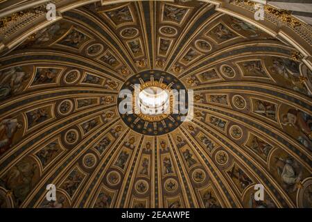 Cúpula en el interior de la Basílica de San Pedro, Vaticano, Roma Foto de stock