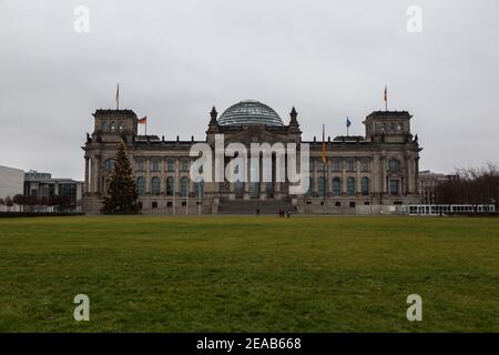 Edificio Bundestag con árbol de Navidad en Berlín Foto de stock