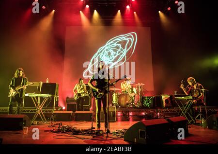 La banda australiana de psych Tame Impala vive en el escenario Hammersmith Apollo en Londres Foto de stock