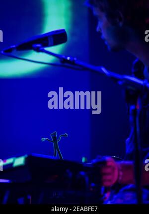 La banda australiana de psych Tame Impala vive en el escenario Hammersmith Apollo en Londres Foto de stock