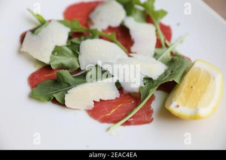 Aperitivo frío Carpaccio de ternera con queso parmesano comida italiana Foto de stock