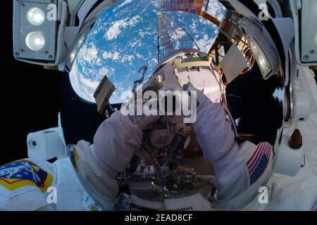 ISS - 1 de febrero de 2021 - el astronauta de la NASA Michael Hopkins apunta su cámara, aislada del ambiente dañino del espacio, hacia su casco espacial Foto de stock