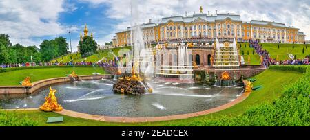 San Petersburgo, Rusia - Juту 13, 2019: Gran Cascada del Palacio Peterhof y la fuente Samson - vista panorámica. Sansón desgarrando la boca del león es CE