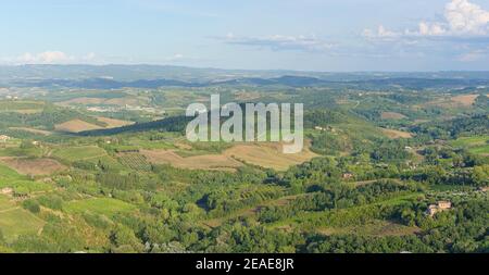 Paisaje típico con colinas onduladas y viñedos alrededor de la ciudad de San Gimignano, Toscana, Italia