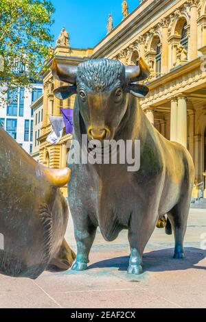 Estatuas de un oso y un toro delante del edificio de la Bolsa de valores en Frankfurt, Alemania Foto de stock