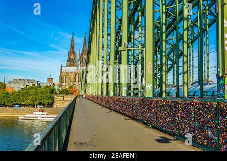 Detalle de las cerraduras de amor en el puente de Hohenzollern en Colonia con la catedral al fondo, Alemania Foto de stock