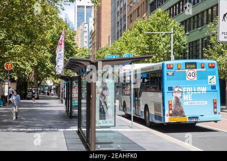 Autobús de un solo pisos en la parada de autobús Wynyard en York calle, centro de la ciudad de Sydney, Nueva Gales del Sur, Australia Foto de stock