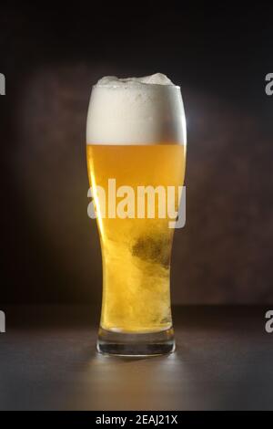 Beer.pint de cerveza de cerca aisladas sobre fondo abstracto. Fría Craft luz cerveza en un vaso