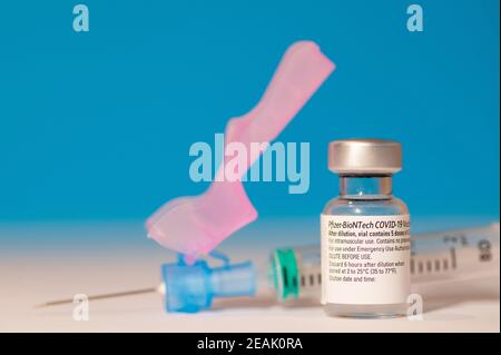 Un vial de Pfizer - vacuna BioNTech COVID-19 para coronavirus tratamiento con una jeringa Foto de stock